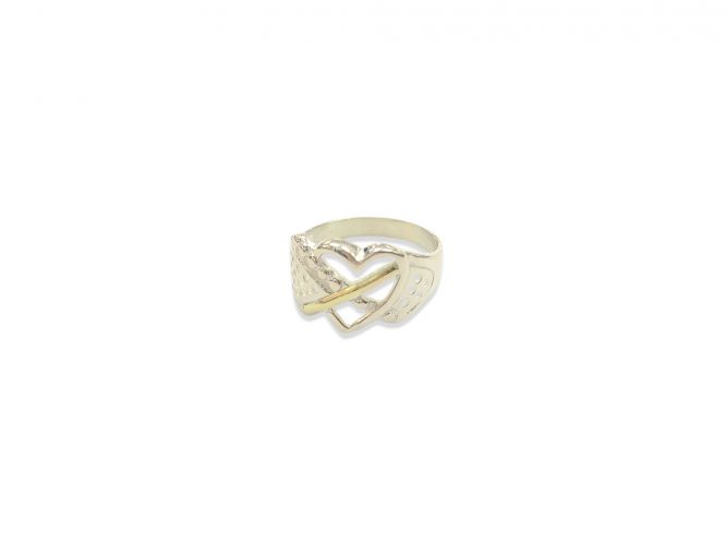 <p>Anillo de Plata y Oro con Corazón Calado</p>
