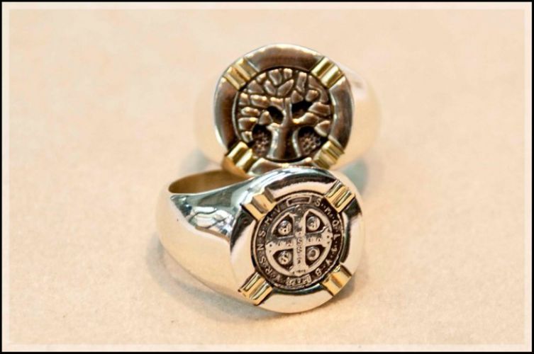<p>Anillo de Plata y Oro Con Imagen</p>
